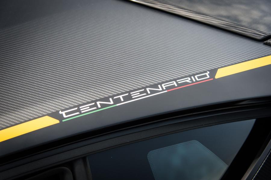 Детали интерьера Lamborghini Centenario LP770-4 2016 года  (фото 49 из 61)